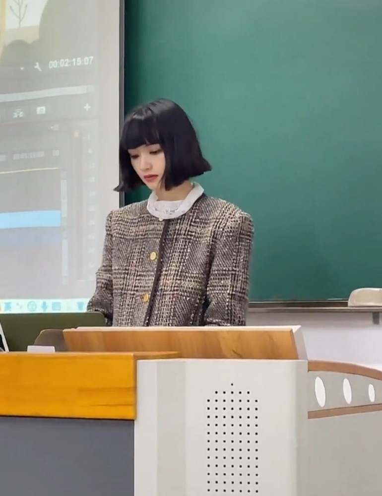 90后女老师因颜值高走红网络,长相神似lisa,网友纷纷喊话要报考