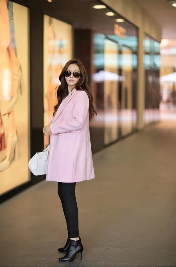 美图欣赏:孙允珠,浅粉公主系晚秋呢子长款风衣