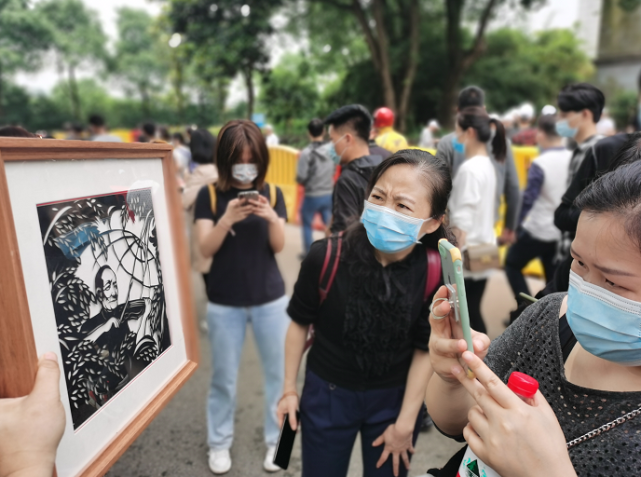 女子從上海趕到長沙現場剪紙禾下乘涼拉小提琴告別袁隆平院士