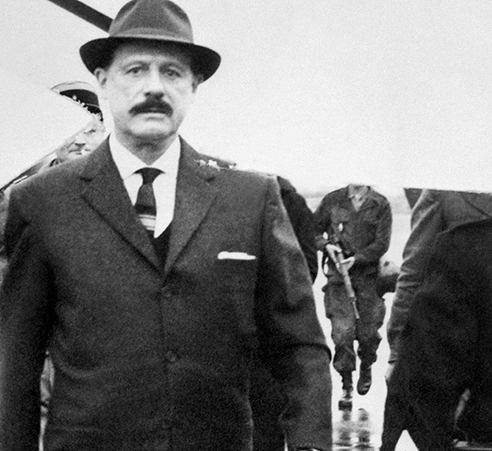 (萨兰将军在1962年4月被捕入狱受审画面,奇怪的是法国人没有判决死刑