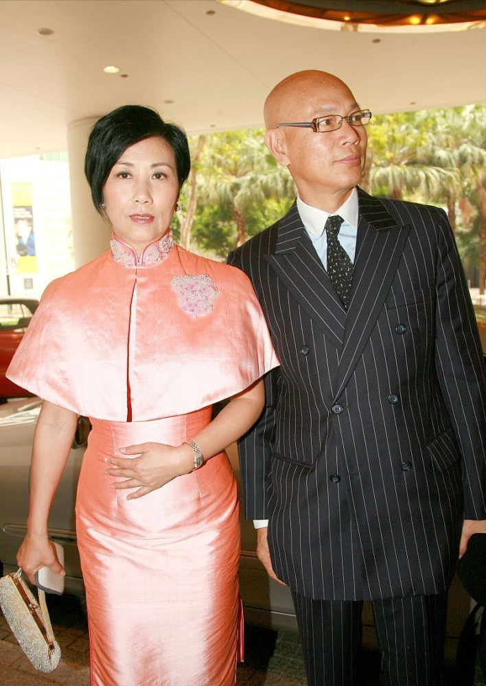 罗家英汪明荃两口子挺恩爱穿衣风格差别挺大一个朴素一个高调