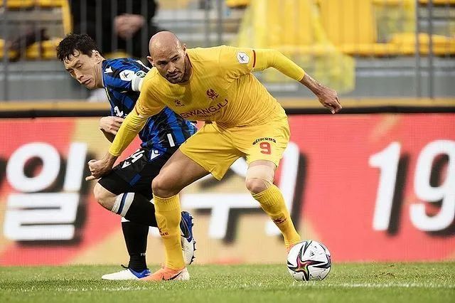 费莱尼降价出售英国豪宅!泰山队绯闻外援接近加盟中甲球队