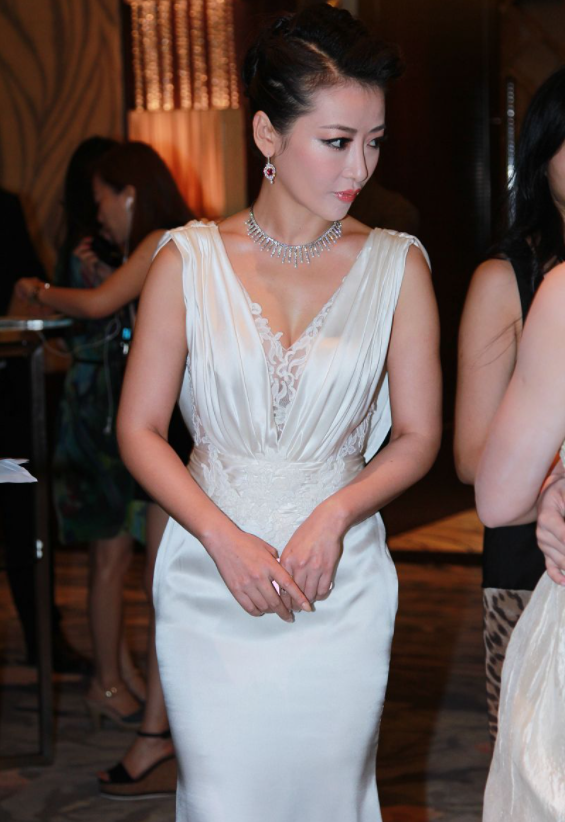 陈紫函气质越来越好了,穿白色礼服优雅精致,美得让人忘了年龄_腾讯