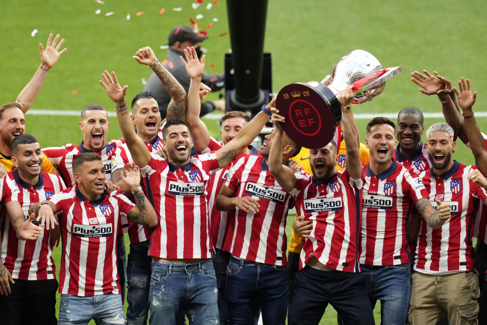 外代二线足球西甲马竞庆祝夺冠