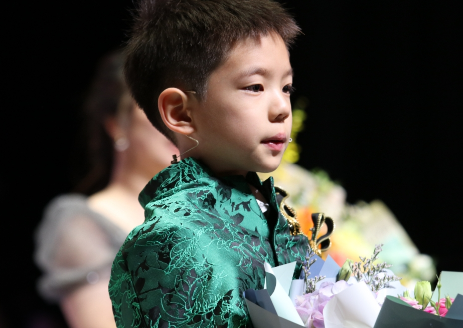 杜江7岁儿子嗯哼近况,登台演出不怯场,演技被夸还参与歌词创作