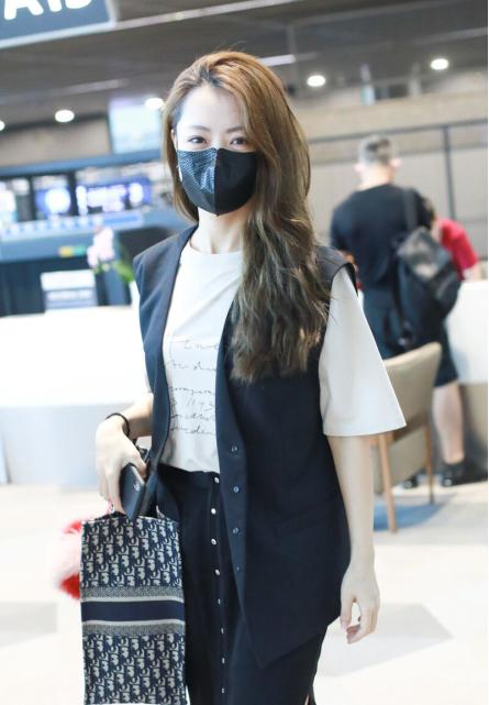 白冰终于换风格白t恤搭配黑色无袖外套干练利落清爽自然