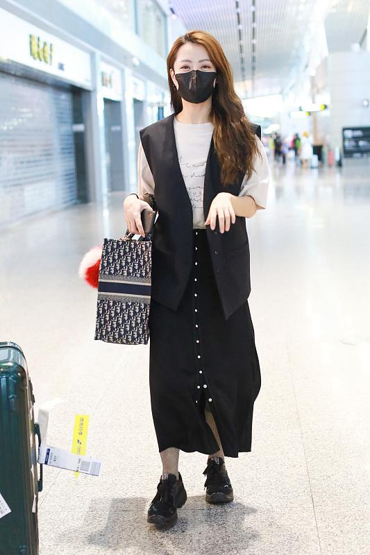 白冰终于换风格白t恤搭配黑色无袖外套干练利落清爽自然