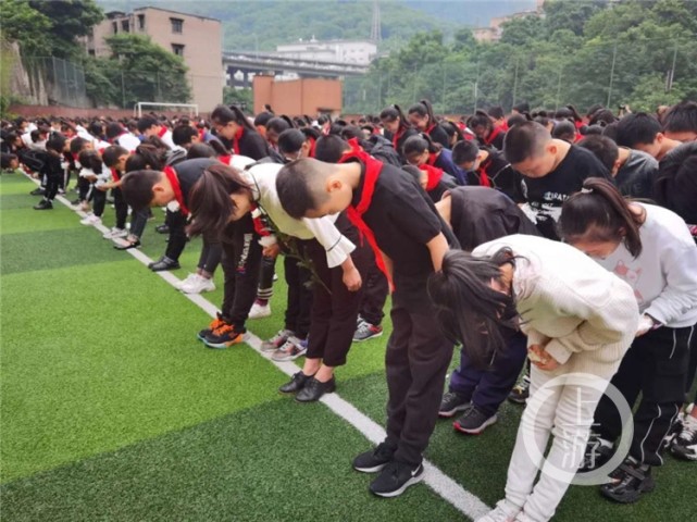 龙门浩隆平小学举行悼念仪式缅怀袁老