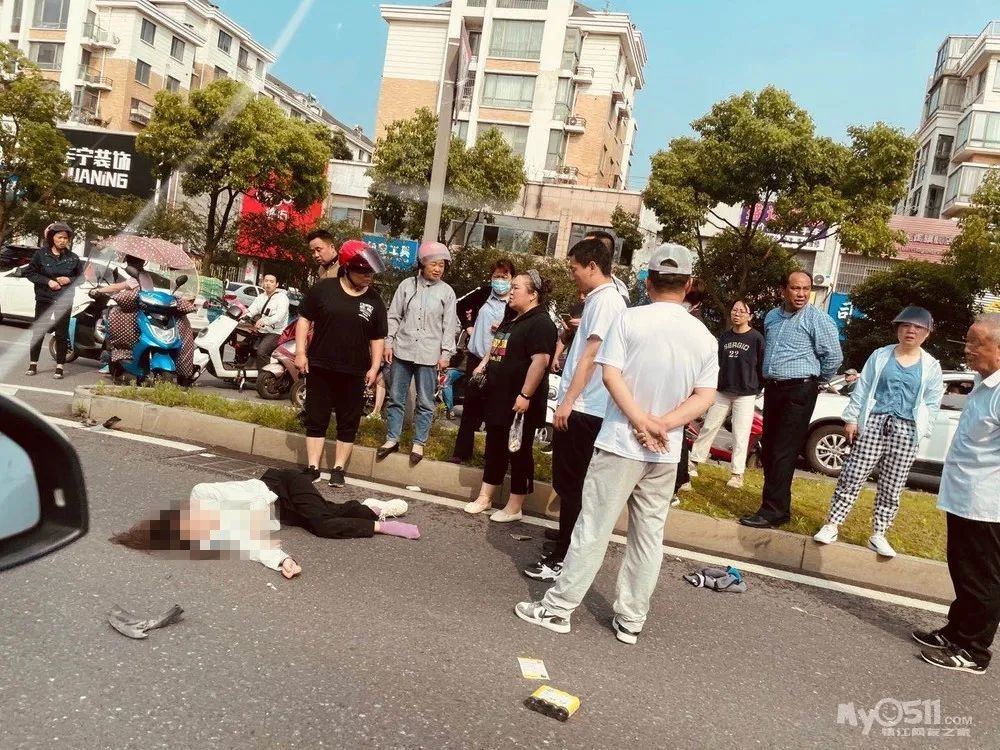 今晨鎮江丁卯谷陽路私家車與電動車相撞女子倒地不起