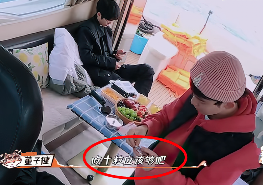 整个画面让粉丝看后觉得特别揪心,王俊凯录节目时一直在生病,为了不