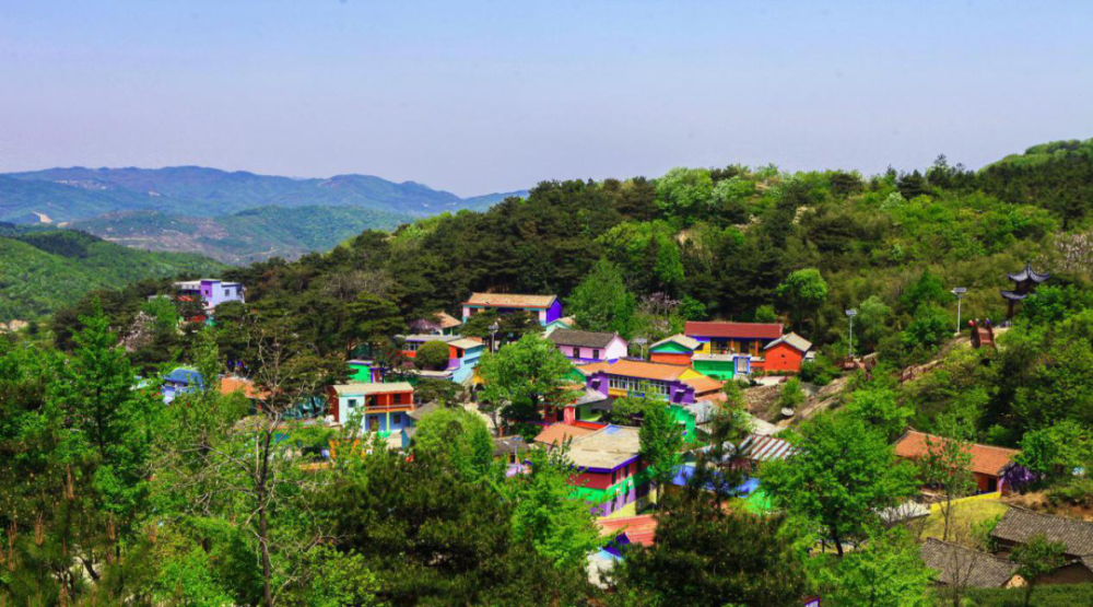 溮河港鎮白龍潭村,景區資源豐富,彙集萬畝有機茶園示範基地,信陽紅茶