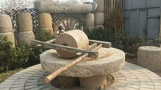 支撑得越高,磨盘就变得越大;不需要锻磨,不需要牛拉,碌碡会代以风力掀