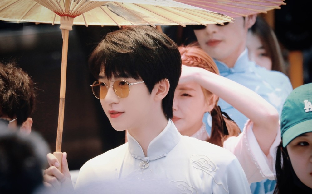 严浩翔贺峻霖民国造型路透,翩翩公子已上线,这是哪家的公子哥出游呀?