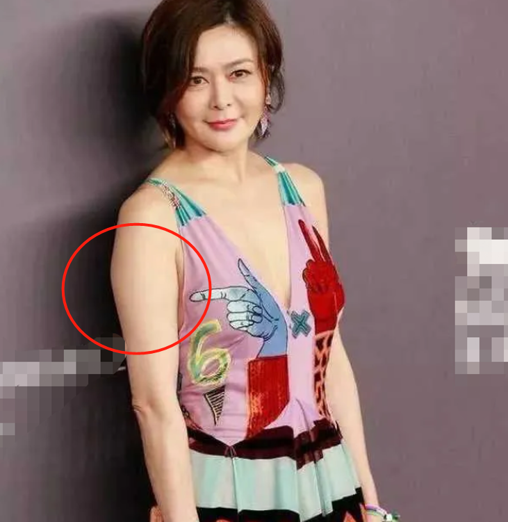 58岁关之琳大玩换装!穿v领露雪白肌肤,豪宅奢华一地纸盒抢镜_腾讯新闻