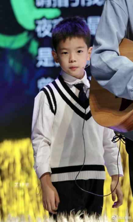 近日,嗯哼参演某音乐剧的照片曝光,杜江霍思燕也到场支持.