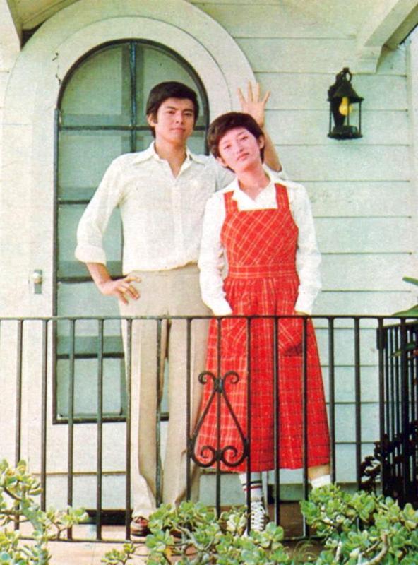 look3:白衬衫 卡其色西裤/红色背带裙(清凉)而山口百惠穿与三浦友和同