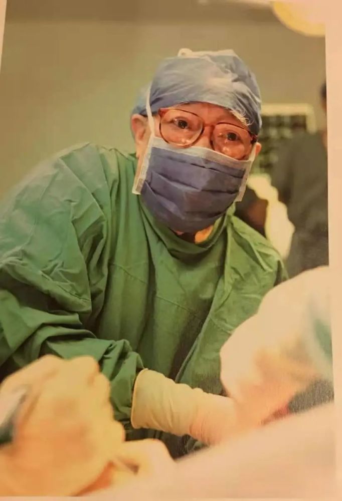 手术中的吴孟超一边用手"感觉"肿瘤,一边紧紧盯着监护仪器.受访者供图