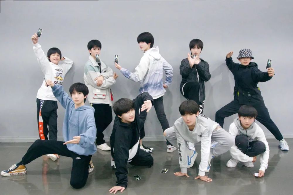 网传时代峰峻三代工作人员私联粉丝,泄漏刘耀文近况引发网友众怒