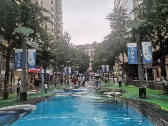 在这里姑且叫作城市广场涂鸦街,位于南岸区城市中心,东边距离南坪轨道