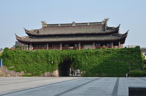 主要用于了望和报时,为当时城中较高的建筑物,镇海鼓楼