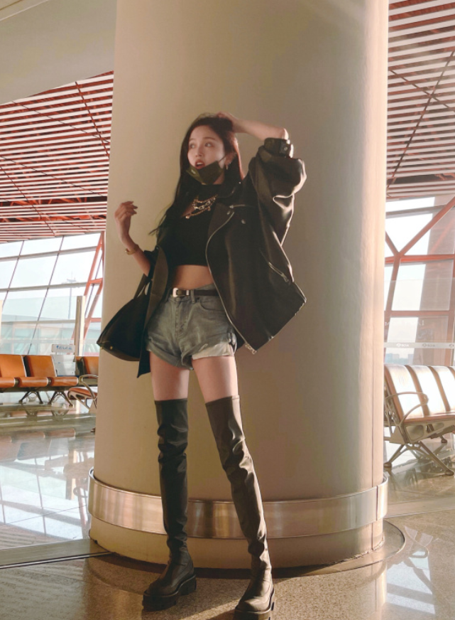 吴宣仪的 袜 腿才是真绝色,明明没穿"死亡白袜",双腿却能白到透光