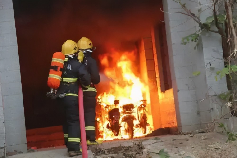 电动车充电爆炸石家庄一家四口住进icu最小的伤者仅9岁