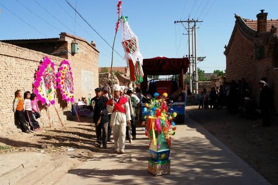 出殡举着下葬后插坟头还能给小孩做衣服5个方面了解引魂幡