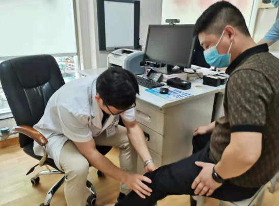 【骨医风采】这位医生靠实力"圈粉",患者"组团"来看病