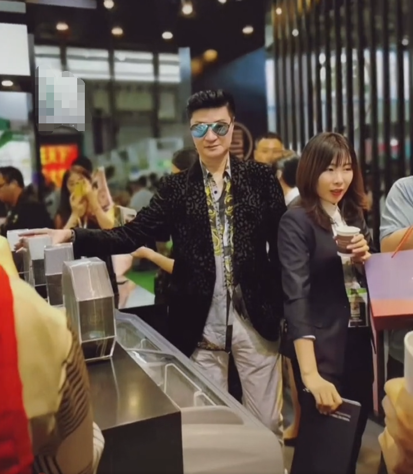 范爸爸身形高大,身高有1米8,从远景来看,范爸爸的侧脸五官帅气,儿子