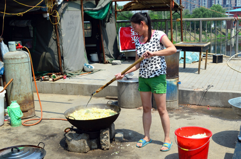 实拍工地上做饭的女厨师你们用过这样的炒菜工具吗
