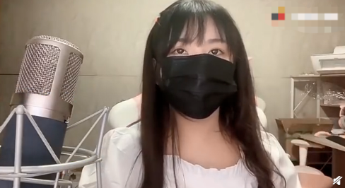 大型社死现场一条小团团直播意外露脸嘴唇煞白吓到自己