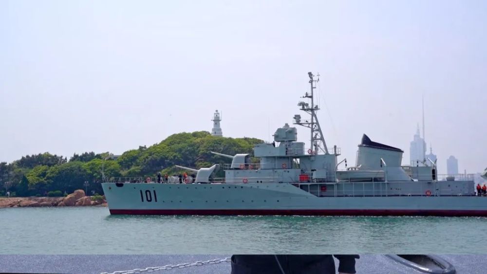 国家一级文物101号"鞍山舰"坞修完毕,返回海军博物馆1号码头