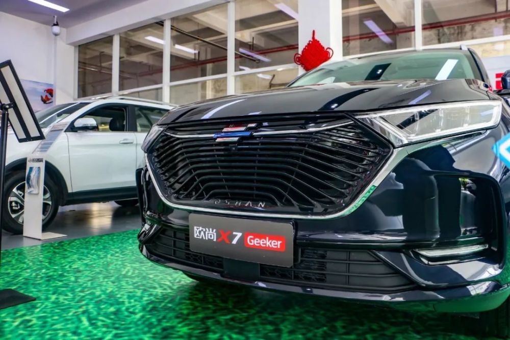 10万级有人脸识别车长4米7 长安欧尚x7 geeker版到店实拍