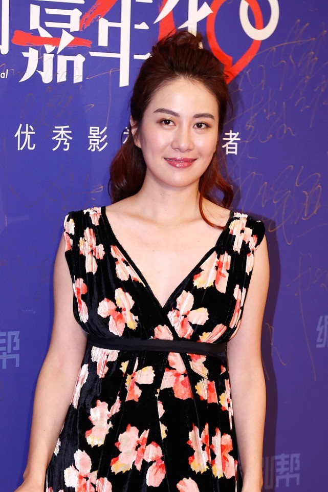 叶璇是得罪造型师了吗?穿无肩裙梳"哪吒头",肉感身材无遮拦