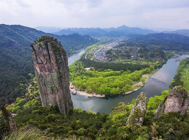 縉雲仙都名勝風景區共有仙都,黃龍,巖門,大洋山四大景區,其中景點多達