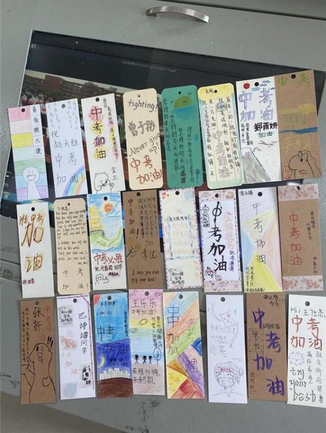 临近中考,初一学生为初三学长送上"祝福书签"