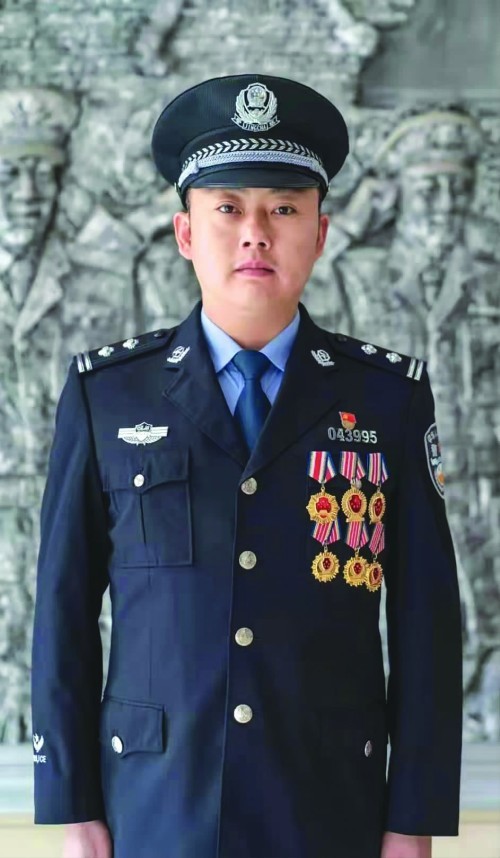 公安部个人一等功获得者张觐担当写忠诚热血铸警魂