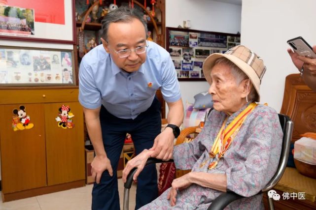 评估,给出了后期康复的方法与建议,并赠予陈渭良伤科油等本院特色制剂