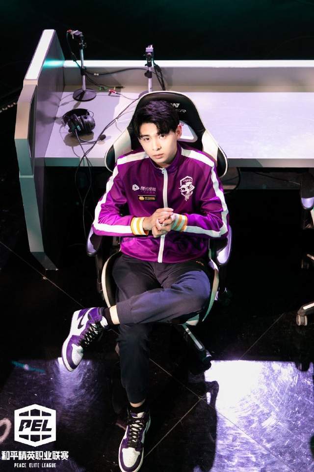 拥有着"pel第一人","和平精英最强枪男"的称号,paraboy伞兵在整个pel