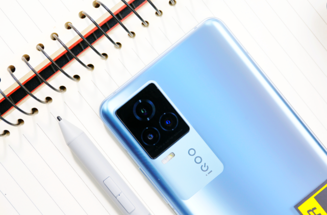 提起iqoo 7只想到游戏体验?其实"颜控"选择它还因为其外观设计