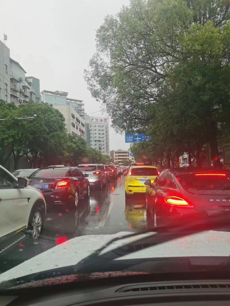 周一早高峰下雨堵车你迟到了吗