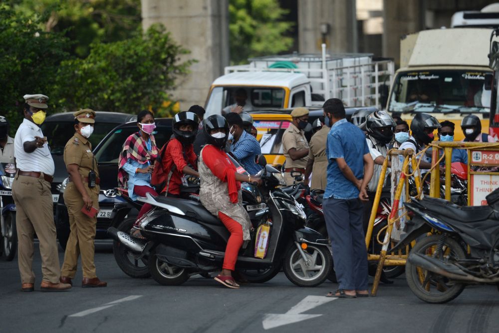 (外代一线)印度累计新冠死亡病例数超过30万