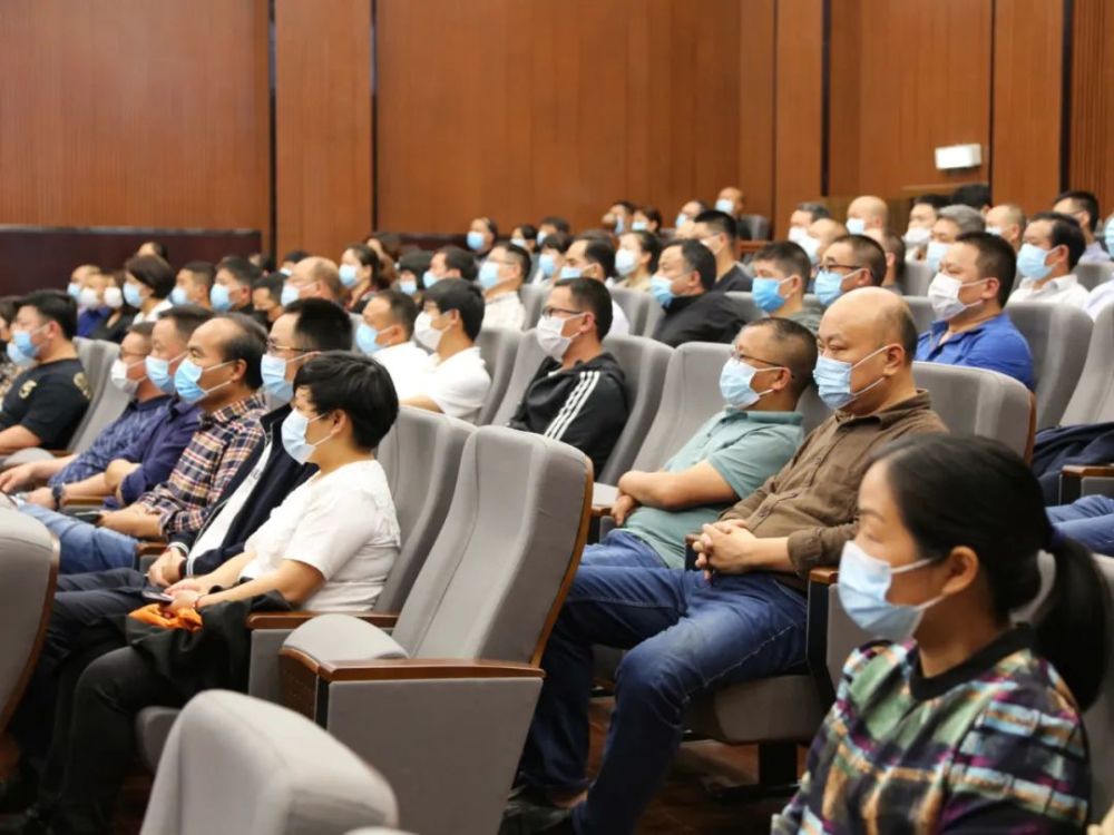 壶滨中学原校长因受贿,挪用公款,贪污被判刑!超8万人在线观看庭审