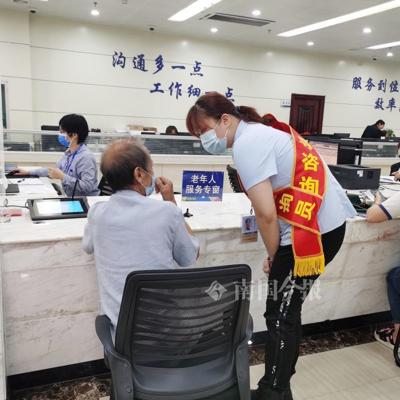 柳州人社服务大厅开设"老年人服务专窗",全程提供贴心服务
