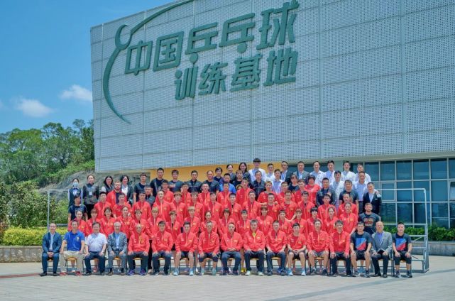 国乒最新的全家福出炉,大家一起在训练基地进行合影留念,刘国梁和两位
