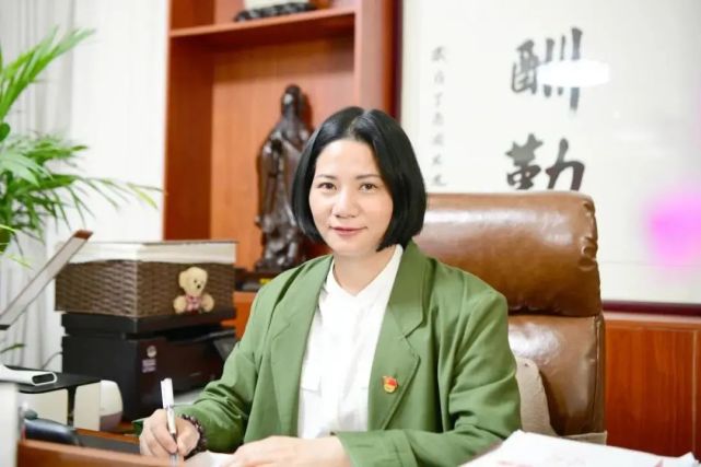 打开腾讯新闻,查看更多图片 >追梦人:商南花,教育学博士,教育部"国培