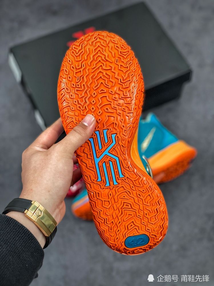 总之作为实战鞋,兼顾时尚元素,适合潮流搭配,配色比较形显个性,欧文