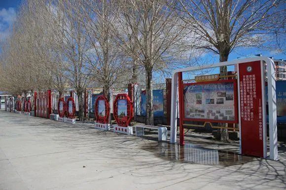 塔河一中校园国防教育长廊引人注目红色基因代代相传