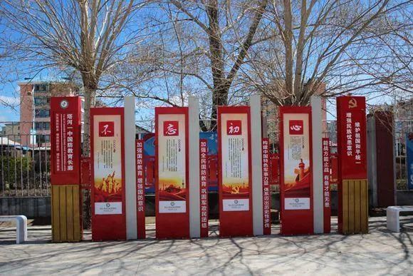 塔河一中校园国防教育长廊引人注目红色基因代代相传