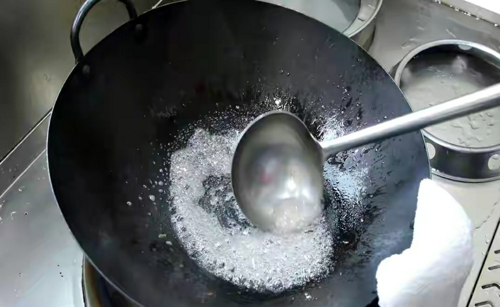 色泽呈微黄色,此时为琉璃火候,可以做成琉璃苹果琉璃丸子,等这些菜肴